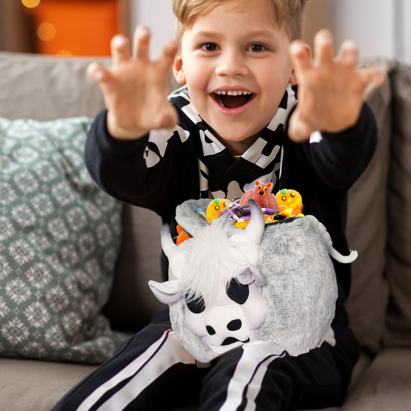 ZRPSIZP daily-use plush basket for snacks and small toys.